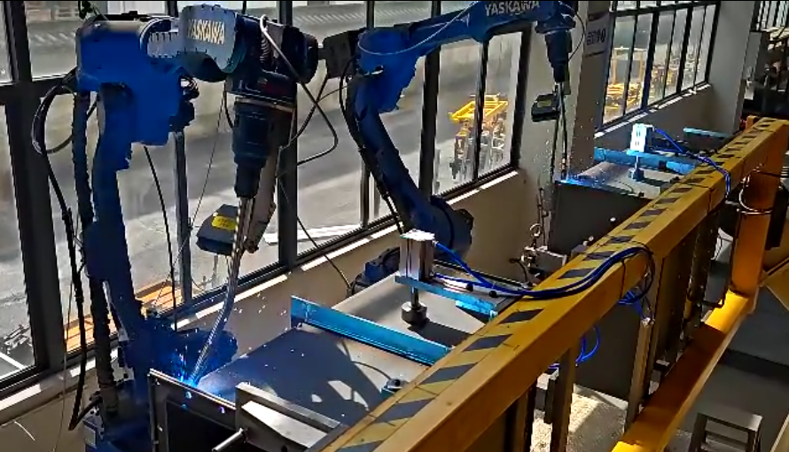 ky体育激光焊缝跟踪器在变压器油箱焊接中的应用——安川机器人双机协同解决方案