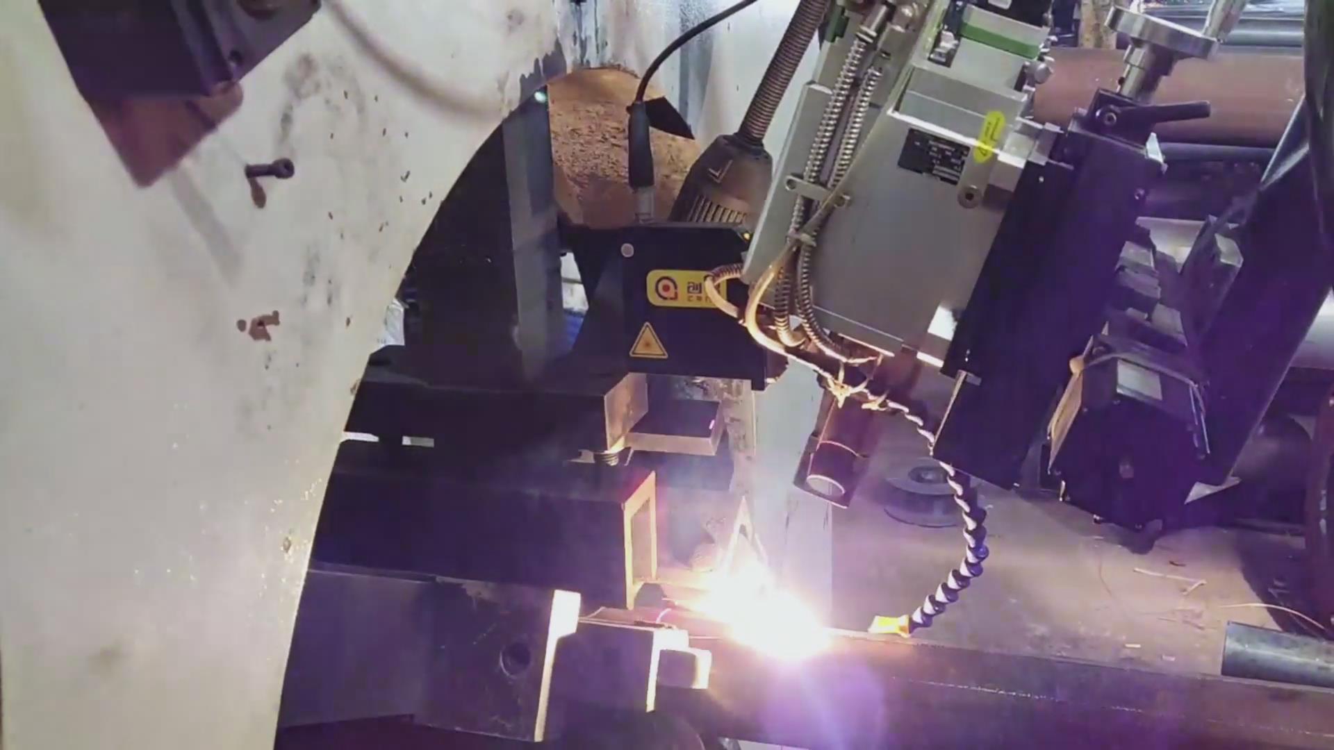 ky体育激光焊缝跟踪器应用于专机,实现灯杆焊接全自动化升级 ky体育激光焊缝跟踪器应用于专机,实现灯杆焊接全自动化升级